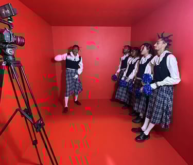 Décor en forme de cube rouge