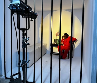 tournage décor cube blanc avec grille de prison