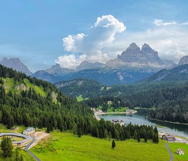 Malga Misurina sopra al Lago Misurina con vista sulle tre cime
