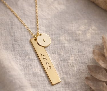 Collar de barra dorado personalizado con grabado vertical personalizado y un pequeño colgante rueda