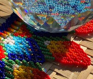 foto de collar de mostacilla sobre materia textil beige 