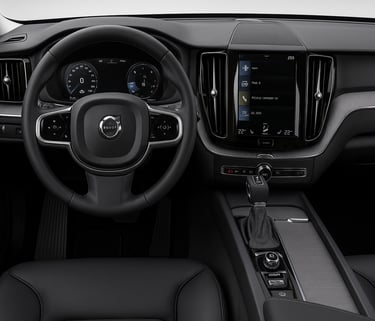 Interior do Volvo XC60 2018 em couro preto, com painel digital, volante multifuncional e tela multim