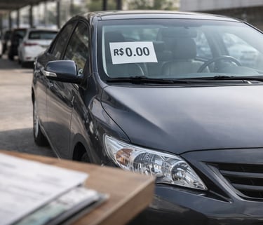 Sedã usado bem conservado em pátio de concessionária com etiqueta de preço no para-brisa