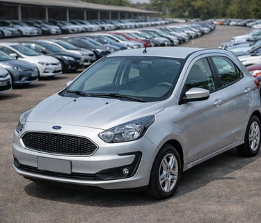 Ford Ka prata usado estacionado em pátio de concessionária com outros carros ao fundo