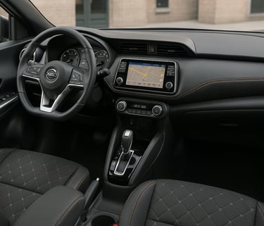 Interior do Nissan Kicks com painel moderno, central multimídia acesa e bancos em couro preto com co
