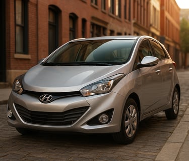 Hyundai HB20 2015 prateado estacionado em rua de paralelepípedo com prédios de tijolos ao fundo ao e