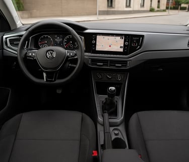 Interior moderno do Volkswagen Polo, destacando volante multifuncional, painel digital e central mul