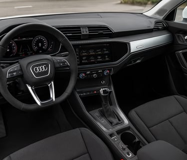 Interior moderno do Audi Q3, destacando painel digital, volante multifuncional e central multimídia.