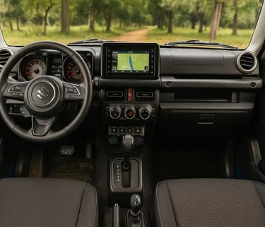 Interior moderno do Suzuki Jimny, painel central e teto solar parcialmente aberto em destaque.