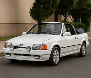 Ford Escort XR3 conversível vermelho dos anos 90 em destaque, com capota abaixada
