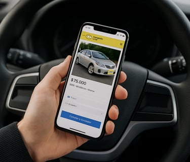 Pessoa dentro de um carro segurando celular com anúncio de veículo aberto na tela, sobre o volante.