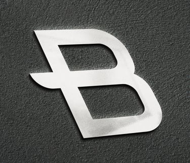Logotipo prateado estilizado da letra “B” recortado sobre fundo escuro texturizado.