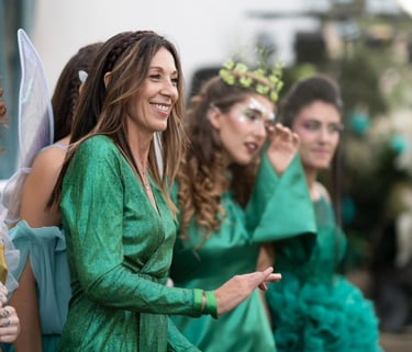 femmes habillées en vert pour un évènement