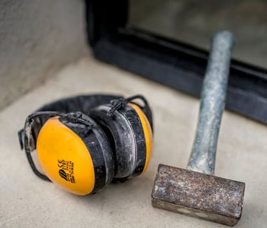 casque chantier et marteau