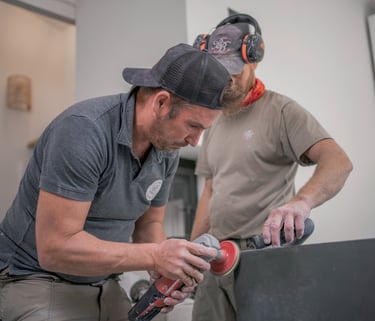 deux carreleurs font des finitions