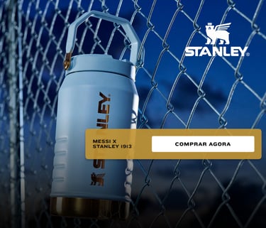 Garrafa térmica Stanley azul modelo Messi x Stanley 1913 em fundo de cerca de metal, destacando dura
