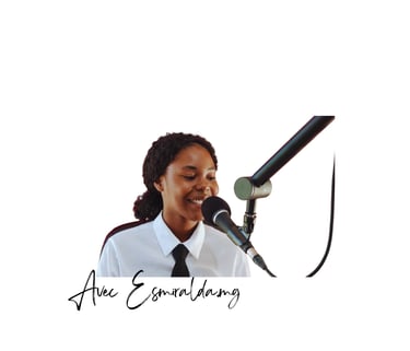 Une fille qui enregistre un podcast avec un  micro 