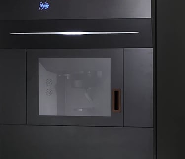 Kafijas tirdzniecības automāta JL500 auksto un karsto dzērienu izniegšana.