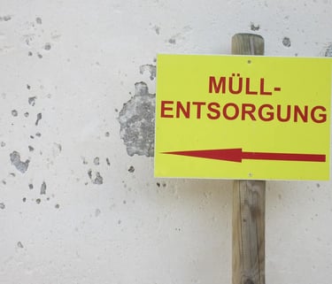 Hinweisschild zur Müllentsorgung – Unterstützung bei Entrümpelung und fachgerechter Entsorgung für Immobilien in Fürth und 