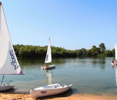 Centre nautique pour louer des petites bateaux, kayak et voile