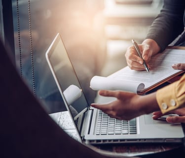 equipe contábil analisando dados financeiros