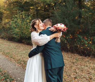 La mariée enlace son futur mari avec émotion lors de leur découverte en forêt.