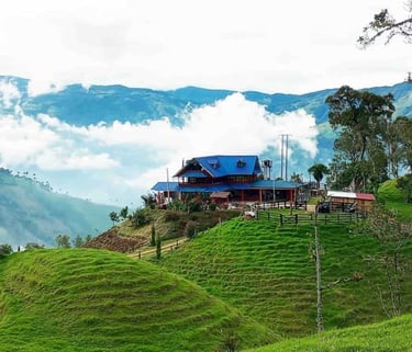 finca  con hospedaje y restaurante entre las montañas de los Andes, ubicado en Cajamarca  Colombia