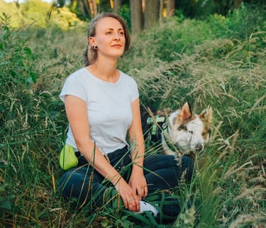 Antonia sitzt mit Hund achtsam im Wald – Waldbaden bei Takoda