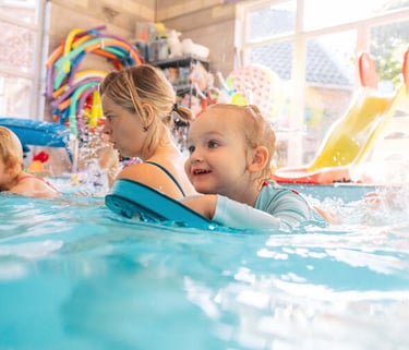 petite fille dans la piscine durant un cours de bébé nageur