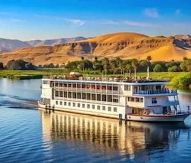 Vista panorâmica de um navio de cruzeiro de luxo navegando pelas águas calmas do Rio Nilo ao pôr do sol.