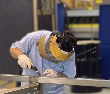 永技企業工程師於工廠內焊接不鏽鋼結構,進行客製化設計與製作。