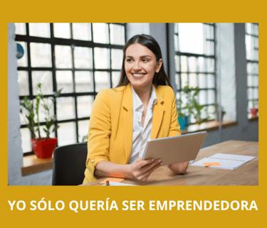 Mujer trabajando y sonriendo en un escritorio