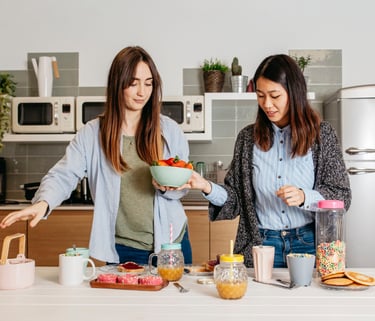 Amigas platicando sobre su alimentación