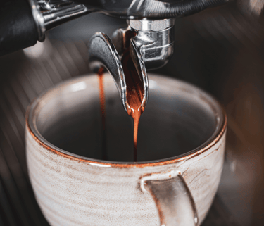 extração de um café cremoso caindo na xícara, sabor real e a doçura natural do cafe especial