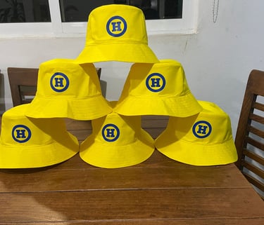 Sombreros de pescador color amarillo con estampado al frente