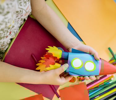 Crea piezas únicas usando materiales variados y técnicas divertidas.