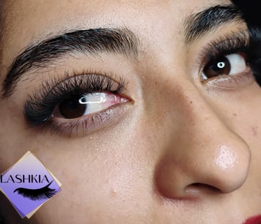 **Traducción:** Primer plano de los ojos de una mujer con extensiones de pestañas de volumen profesi