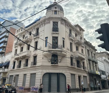 Fachada restaurada por Almapiedra del edificio de valor patrimonial de la Casa Censi, Rosario.