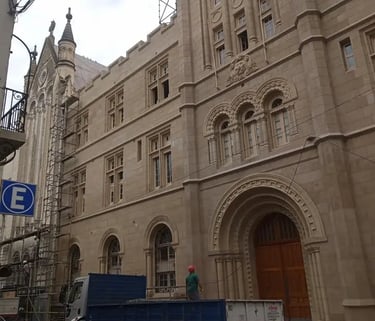 Fachada de la Facultad de Humanidades y Artes de Rosario restaurada por Almapiedra.