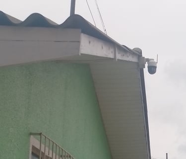 Câmera de vigilancia fixada na fachada de residencia para segurança