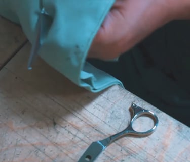 Mantenimiento artesanal de tijeras de peluquería desmontadas para conservar precisión y durabilidad.