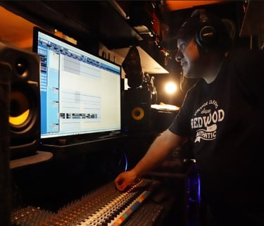 Carlitos Calice es Productor Audiovisual, Compositor, Arreglista, Peruano.