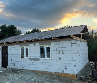 Vinduer og dører er på plass.