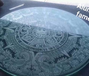 grabado en vidrio de calendario azteca