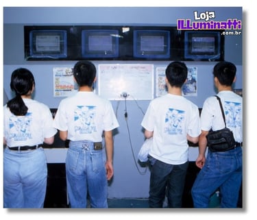 4 jovens jogando com o adaptador para 4 jogadores do Game Boy