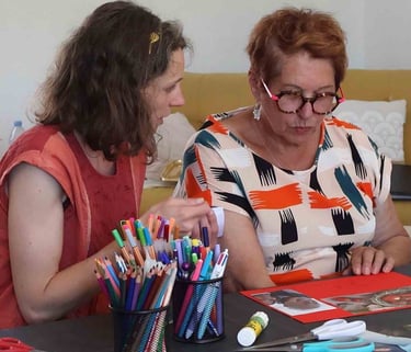 Une senior crée guidée par une art-thérapeute lors d'une séance individuelle à Cordemais