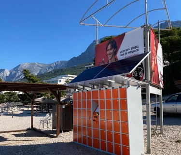 Consigna de equipaje en la playa con paneles solares