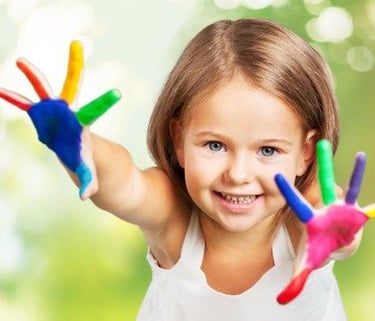 petite fille joyeuse hypnose pour les enfants bien être et confiance en soi estime de soi calme