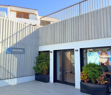 Exterior de la fachada de la Clínica dental Bocarriba en Costa del Silencio, con un diseño moderno 