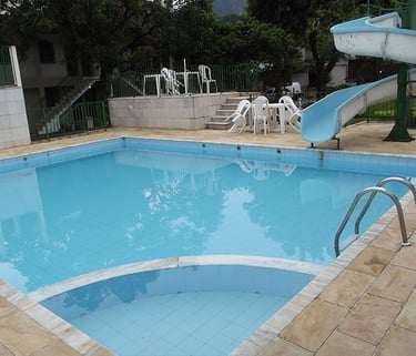 Piscina com tobo-água